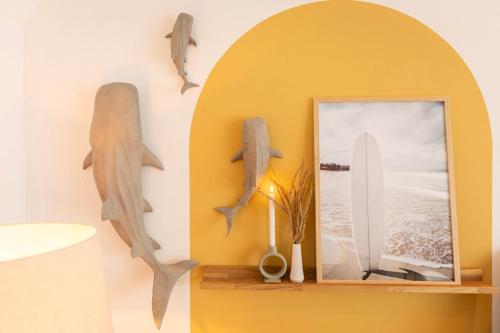 a room with a mirror and a surfboard on a wall at Residenz - Wellenreiter - Penthouse - Sauna - Parkplatz in Bad Zwischenahn