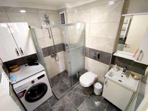 La petite salle de bains est pourvue de toilettes et d'un lavabo. dans l'établissement Lovely apartment in Küçükyalı, à Istanbul