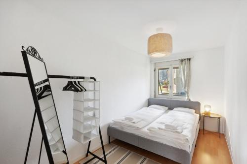 een kamer met een bed en een ladder naast een raam bij Charming and comfortable Apartment in Zürich