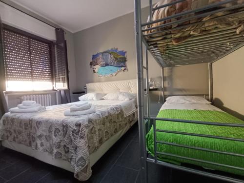ターラントにあるB&B Binario Unoのベッドルーム1室(二段ベッド2台、窓付)が備わります。