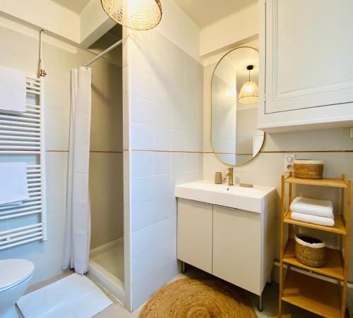 Ένα μπάνιο στο Le Subtil - By BEST KEYS - Élégance & Confort - 2 chambres séparées - Lit Queen Size - Smart TV Netflix - Machine à Café Nespresso - Proche Gare & Centre Ville - À 1H de Paris - WiFi Fibre - Check-in Autonome