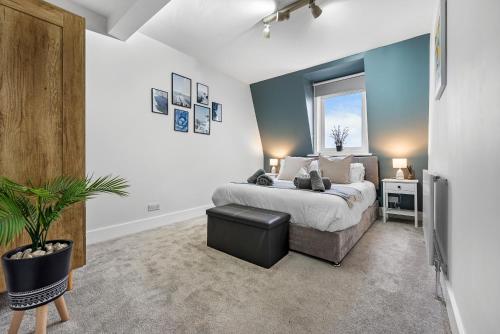 a bedroom with a bed and a window at Stunning, Spacious & Cosy 2-Bedroom Southsea Apartment, with Great Panoramic Views, Free Parking Permit, Sleeps 4 SPRING SPECIAL OFFER - by Blue Puffin Stays in Portsmouth