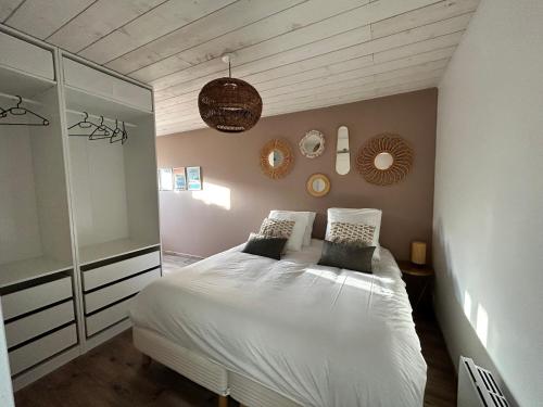 a bedroom with a large white bed in a room at Maison 4pers terrasse wifi parking in Talence