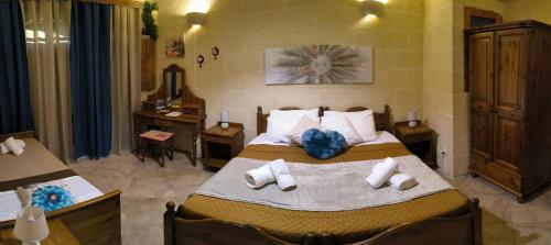 a bedroom with a bed with towels on it at Il figolla b&b in Xagħra