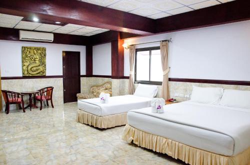 Säng eller sängar i ett rum på Kata Palace Phuket