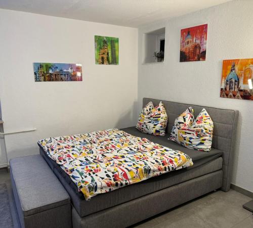 ein Bett auf einer Couch in einem Zimmer in der Unterkunft City Appartement 1 Hannover Altstadt in Hannover