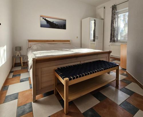 ツィノヴィッツにあるFerienwohnung Zinnowitz USE 1501のベッドルーム(大型ベッド1台、ベンチ付)