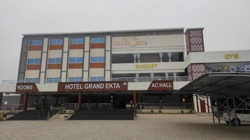 un gran edificio con escalones delante en HOTEL GRAND EKTA, en Gorwa