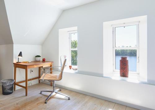 een kantoor met een bureau en een stoel naast een raam bij Dallund Slot in Søndersø