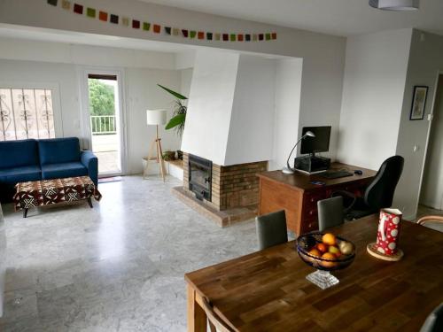 ein Wohnzimmer mit einem Tisch und einem Kamin in der Unterkunft Appart T3 Spacieux + Terrasse in Montpellier