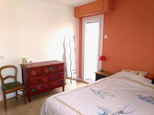 ein Schlafzimmer mit einem Bett, einer Kommode und einem Fenster in der Unterkunft Appart T3 Spacieux + Terrasse in Montpellier