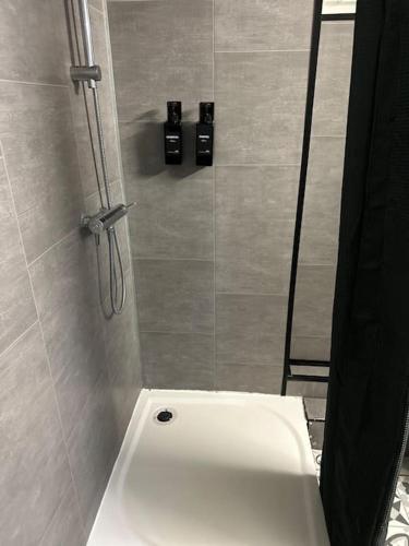 a bathroom with a shower and a white sink at Charmante maisonnette cosy près de Paris in Deuil-la-Barre