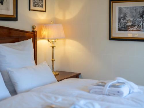 Ein Bett oder Betten in einem Zimmer der Unterkunft Schloss Frankenberg
