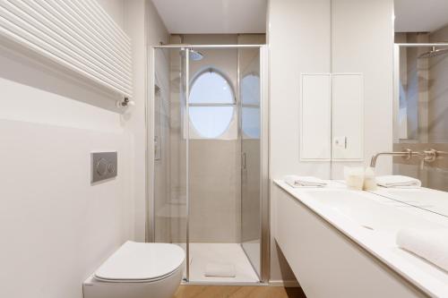 e bagno con doccia, servizi igienici e lavandino. di Brera Apartments in Garibaldi a Milano