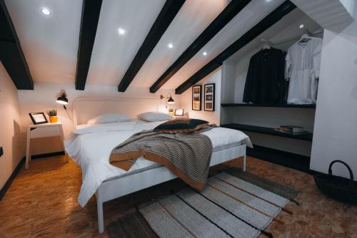 een slaapkamer met een groot wit bed in een kamer bij Cozy country home with heated outdoor pool in Šibenik