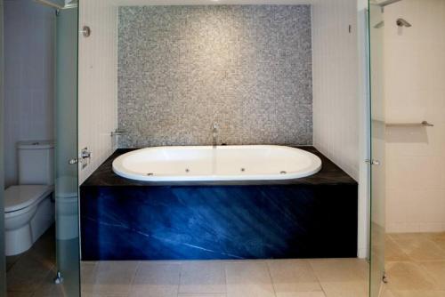 Koupelna v ubytování 'Zami' Penthouse Resort-style Living at Temple