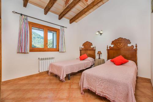 Zimmer mit 2 Betten und einem Fenster in der Unterkunft Finca Los Valles in Campanet