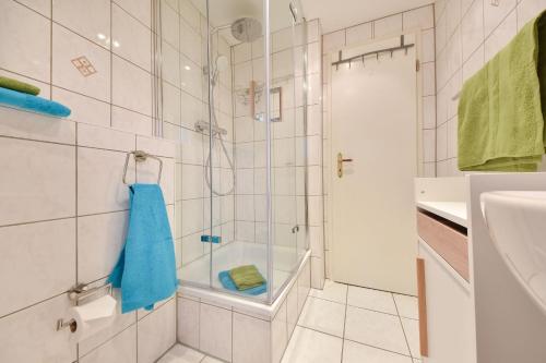 W łazience znajduje się prysznic ze szklanymi drzwiami. w obiekcie Villa Magdalena 02 w mieście Ahlbeck
