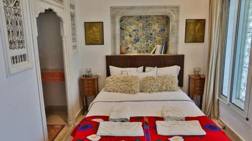 Una cama o camas en una habitación de Dar Souad