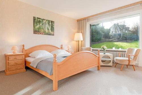 een slaapkamer met een bed en een groot raam bij Haus Matthiesen in Malente