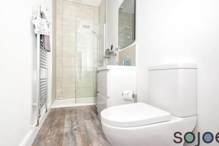 Ένα μπάνιο στο Stunning split level apartment with roof terrace