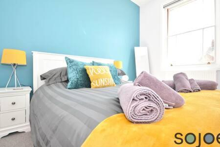 Ένα ή περισσότερα κρεβάτια σε δωμάτιο στο Stunning split level apartment with roof terrace