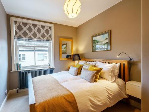 Un dormitorio con una cama grande y una ventana en 4 Bed in Harrogate 73424 en Harrogate