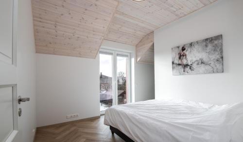 um quarto com uma cama e um quadro na parede em Posti villa em Pärnu