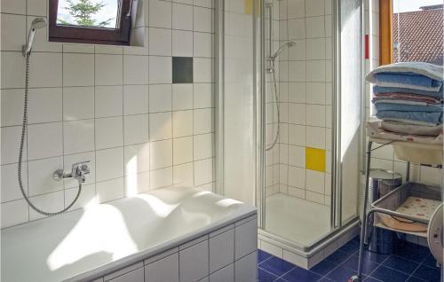 Das Bad ist mit einer Dusche und einer Badewanne ausgestattet. in der Unterkunft Hanselerhof in Rinn