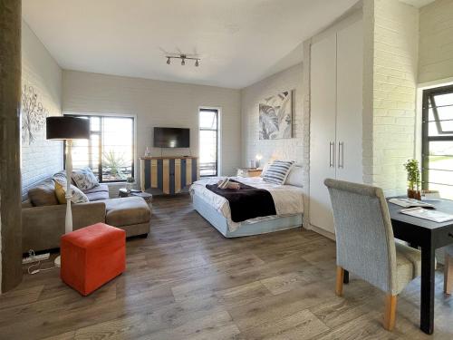 un dormitorio con una cama y un escritorio en Desert Wonder, en Swakopmund