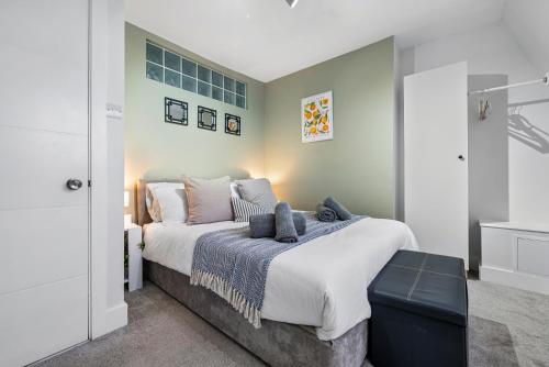 a bedroom with a large bed in a room at Stunning, Spacious & Cosy 2-Bedroom Southsea Apartment, with Great Panoramic Views, Free Parking Permit, Sleeps 4 SPRING SPECIAL OFFER - by Blue Puffin Stays in Portsmouth