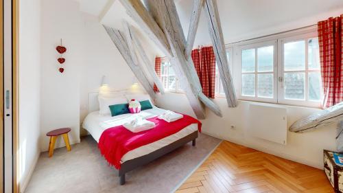 um quarto com uma cama num quarto com janelas em Duplex Le coup de coeur - Hyper Centre em Colmar