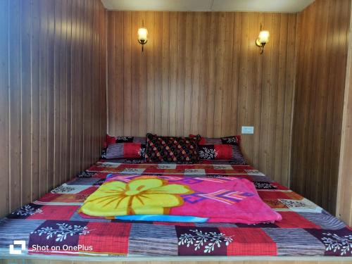 Кровать или кровати в номере Swastik guest house
