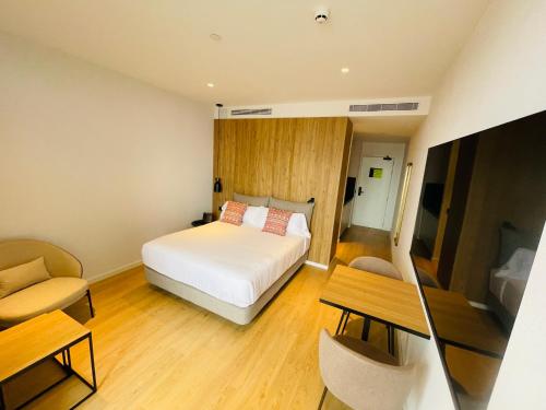a hotel room with a bed and a tv at Tembo Barcelona in Barcelona