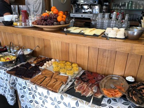 um buffet de diferentes tipos de alimentos em uma mesa em Auberge des isards em Aydius