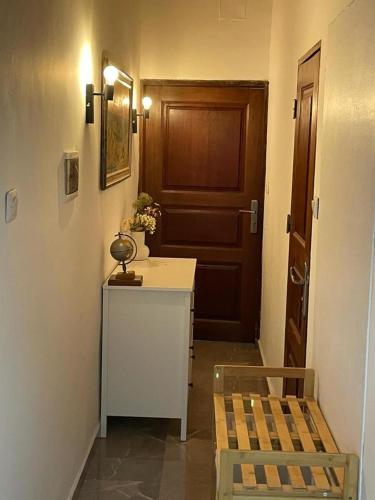 a hallway with a room with a door and a table at Mado Coliving - Studio Appart, Chambre coin cuisine, Chambre in Douala