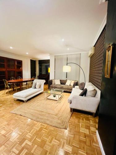 uma sala de estar com dois sofás e uma mesa em Sor Angela Apartment em Madri