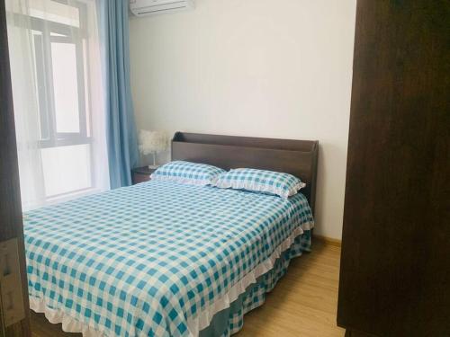 1 dormitorio con 1 cama con 2 almohadas y ventana en 温馨别致1+2房 en Kampong Pok Kechil