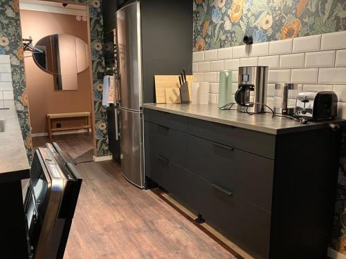 una cucina con bancone e frigorifero di Riverside Apartments ad Ängelholm