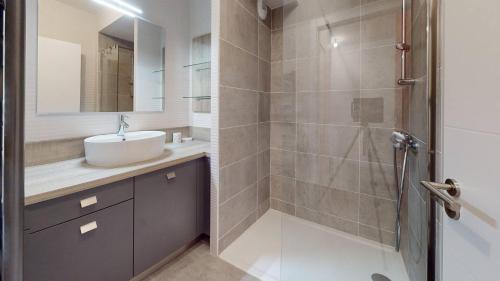 a bathroom with a sink and a shower at TERRASSES SAINT GEORGES - Un emplacement exceptionnel au centre-ville et au calme à quelques pas du lac marin in Soorts-Hossegor