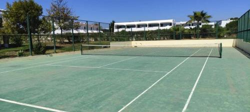 Tennis ja/või seinatennis majutusasutuses Casa Brisa do Mar või selle läheduses