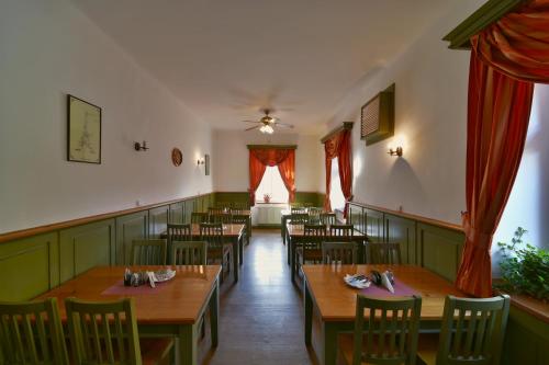 A restaurant or other place to eat at Hotel Kácov