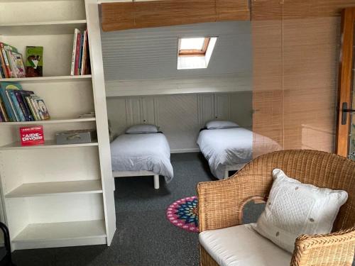 Cette petite chambre comprend deux lits et un canapé. dans l'établissement Logement familial Etage privatif, à Bordeaux