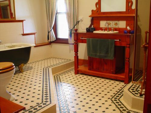 ein Badezimmer mit einer Badewanne, einem Waschbecken und einem WC in der Unterkunft Sylvania Park in Horsham