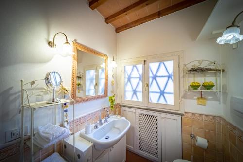 y baño con lavabo y espejo. en Borgo Spedaletto 3 - Dolcevita Holiday, en Grassina