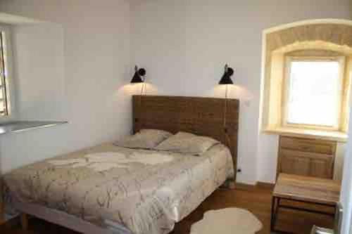 Saint-PompontGîte Le Maine Libre* SPA* Calme et authenticité的带床和窗户的卧室