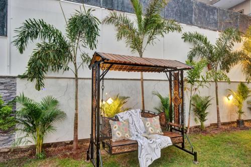 ウダイプールにあるELIVAAS Horizon Luxe 5BHK Villa with Pvt Pool, Udaipurの中庭の椅子付きガゼボ