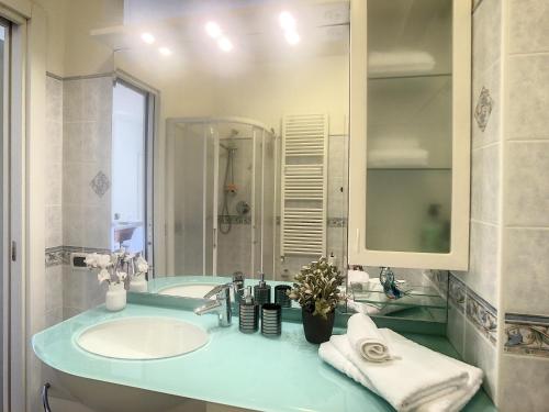 uma casa de banho com um lavatório e um espelho em Pertini House em Arenzano