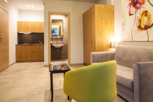 uma sala de estar com um sofá e uma cadeira em Anemos Rooms & Apartments em Nafplio
