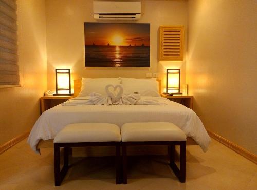 Una cama o camas en una habitación de Shore Time Hotel Boracay